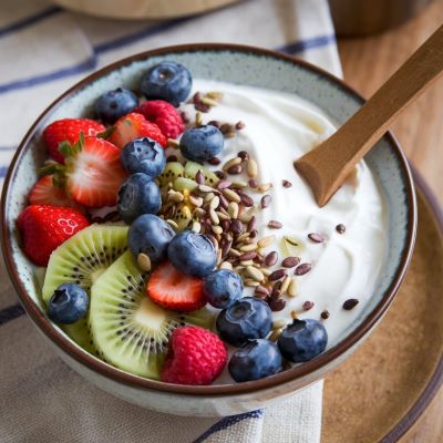 Desayuno saludable Yogur Griego con Semillas y Frutas